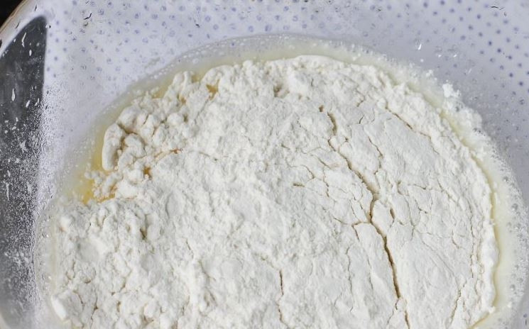 1. Этап. Хворост простой: Просейте пшеничную муку высшего сорта через сито несколько раз и введите ее к жидким ингредиентам.