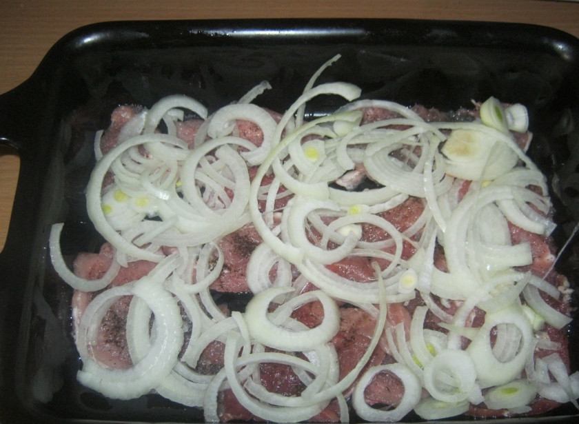 1. Этап. Картошка с мясом и сыром в духовке: 3. Сверху выкладываем нарезанный кольцами лук. Промазываем майонезом.