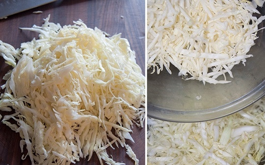 1. Этап. Самый вкусный борщ: Шаг 5. В кастрюлю с бульоном выложите обжаренные овощи и мелко нашинкованную капусту.