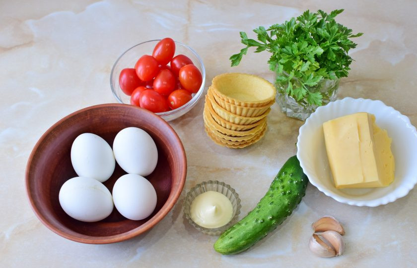 1. Этап. Тарталетки с сыром и огурцом: Перед началом приготовления подготовьте необходимые ингредиенты. Яйца предварительно отварите и остудите.