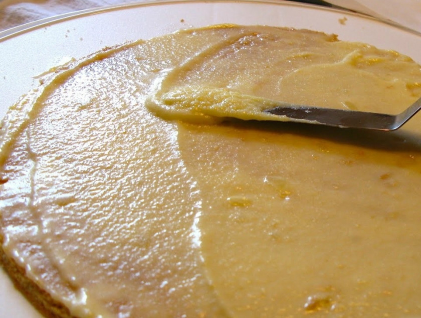 1. Этап. Блинный торт с медом: Кладем остывший блин на блюдо. Намазываем его готовым кремом. Затем кладем сверху еще блин, также намазываем его творожно-медовым кремом. Рассчитайте количество блинов и крема сами на свое усмотрение.