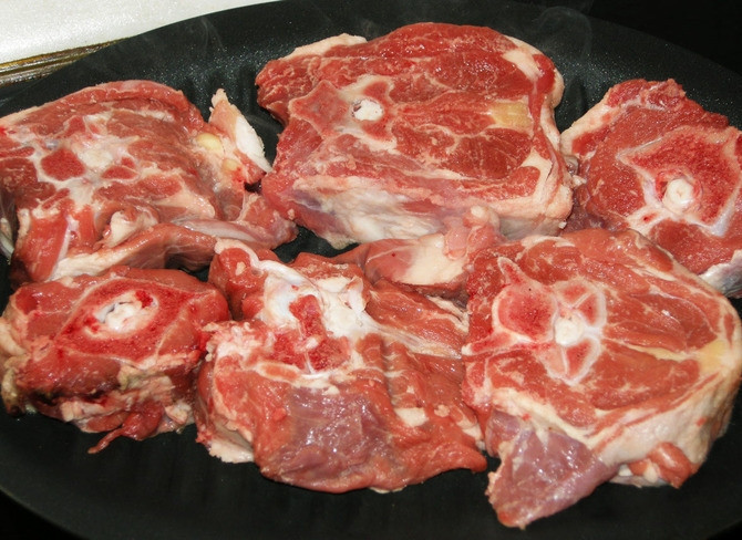 1. Этап. Баранья шея тушеная: 1. На сухой и хорошо раскаленной сковороде на сильном огне обжарим кусочки шеи - должна появится зажаристая корочка, но до готовности готовить не нужно.