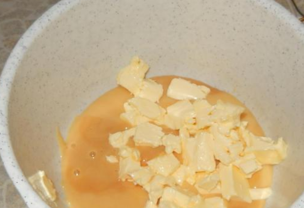 1. Этап. Торт для мужчины: Приготовим крем. Взбиваем миксером сгущенное молоко и размягченное сливочное масло.