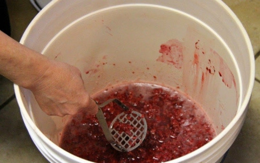 1. Этап. Рецепт малинового вина: Ягоды растолките в пюре.