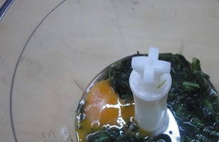 1. Этап. Зеленые равиоли с чесночным соусом: Тесто я готовлю накануне, чтобы оно ночь отлежалось в холодильнике. Шпинать разморозить и хорошо отжать. В блендере взбить шпинат с яйцом, солью и яичным желтком.