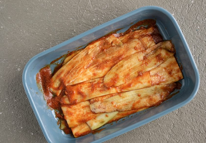 1. Этап. Бекон из баклажанов: Промажьте пластины баклажана соусом, оставьте мариноваться минимум на 2 часа.