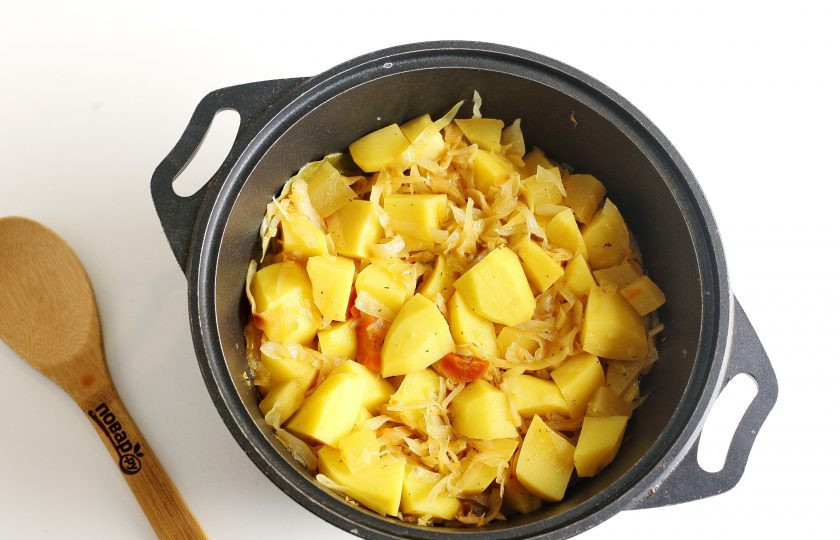 1. Этап. Овощное рагу с картошкой: Тушите овощи под крышкой на небольшом огне до полной готовности всех ингредиентов. В самом конце добавьте рубленый чеснок. Овощное рагу с картошкой готово. Дайте блюду настояться и можно подавать его к столу.