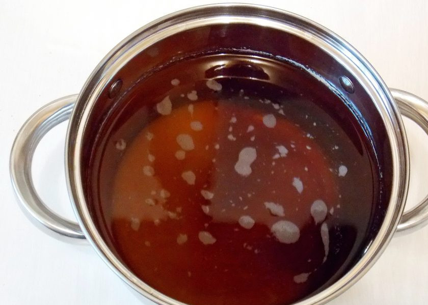 1. Этап. Квас из цикория: В кастрюлю налейте воду. Добавьте сахар, цикорий и лимонную кислоту, перемешайте и поставьте на огонь. Доведите до кипения и снимите с огня. Остудите напиток до температуры примерно 30 градусов.