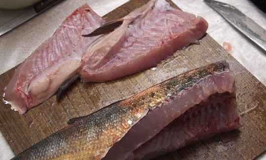 1. Этап. Балык из пелингаса: 1. Рыбу промоем и очистим: не должно быть пленочек, черных частиц и остатков крови и ила. Нарезаем кусочками.