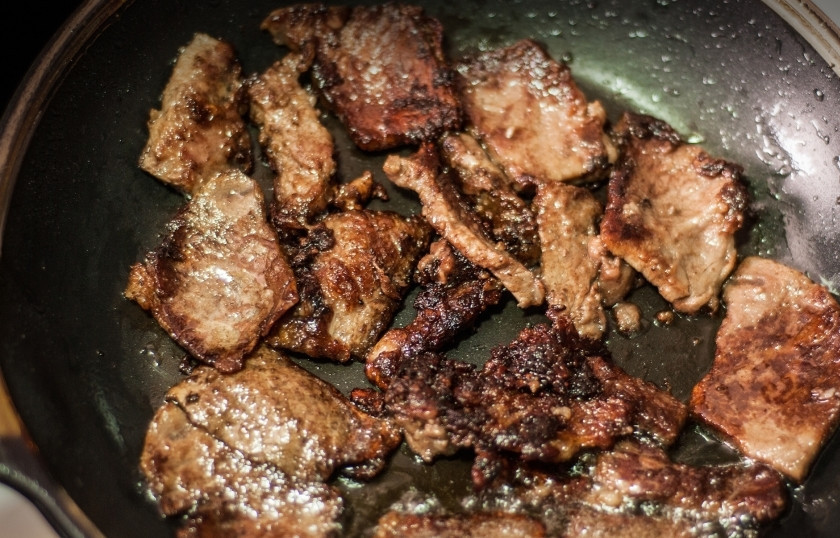 1. Этап. Мясо по-испански: Добавьте к мясу воды, и потушите ещё минут пять.