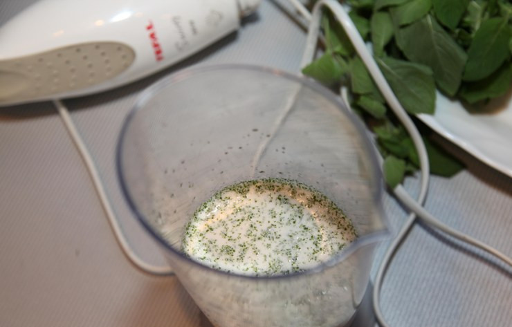 1. Этап. Стейк из горбуши в духовке: Измельчаем все до однородной консистенции, можно добавить в соус немного соли и перца.