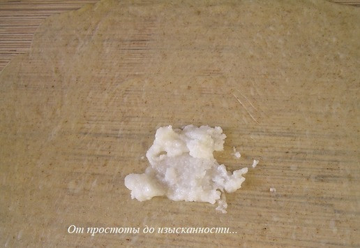 1. Этап. Энсаймада или Булочки-улитки: Каждую часть тонко раскатайте до прозрачности (скалку также хорошо смажьте маслом), выложите 1 ст. л. свиного жира, распределите по всей поверхности.