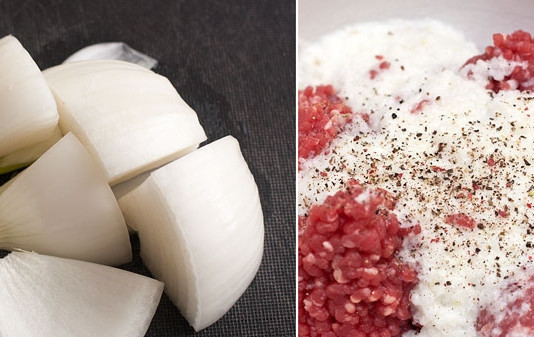 1. Этап. Диетические котлеты из говядины: 2. Луковицу очистить и порезать на крупные кусочки. Перекрутить на мясорубке и добавить в фарш. Посолить и хорошо поперчить мясо.