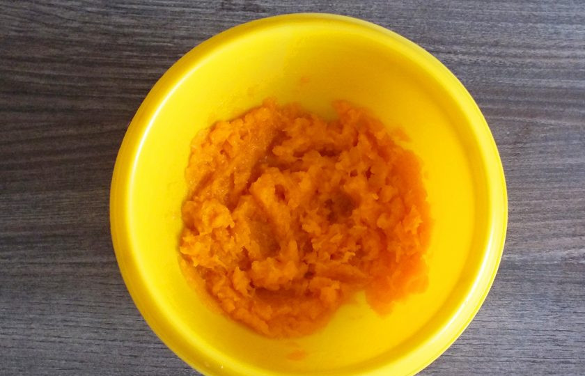 1. Этап. Тыквенное печенье с клюквой: Через указанное время, тыква должна стать мягкой. Разомните её толкушкой или вилкой в пюре.