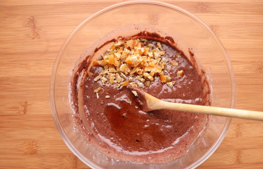 1. Этап. Постный шоколадный пирог: Добавьте в смесь нарезанные цукаты и экстракт ванили. Перемешайте.