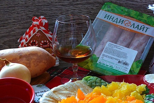 1. Этап. Купаты из индейки с апельсиново-мандариновым соусом: Вначале приготовить соус. Дольки апельсина и мандарина почистить, максимально удалить альбедо (белые прожилки ) с долек.