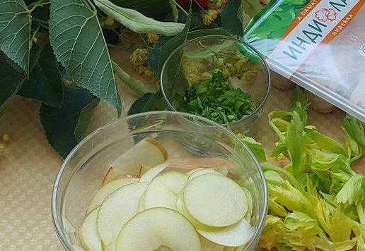 1. Этап. Манговый Верзила с котлетой из индейки: Яблоко нужно нарезать очень тонко (удобно это сделать на терке) и залить капустным рассолом. Он не даст яблоку потемнеть и придаст пикантный вкус. С сельдерея оборвать листья, горчицу порезать мелко.