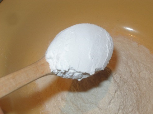 1. Этап. Кляр с пивом для рыбы: Теперь настал черед кляра. Для его приготовления вам понадобится чистая сухая миска. В нее всыпьте муку и крахмал, тщательно перемешайте оба ингредиента.