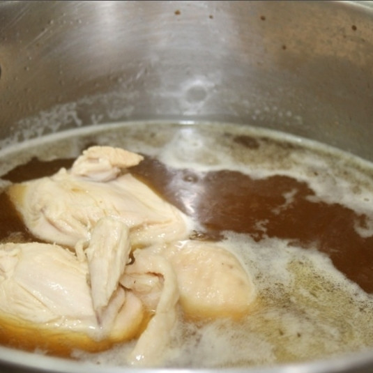 1. Этап. Рамен с курицей: В кипящий бульон опустите куриный окорок и варите до готовности куриного мяса.