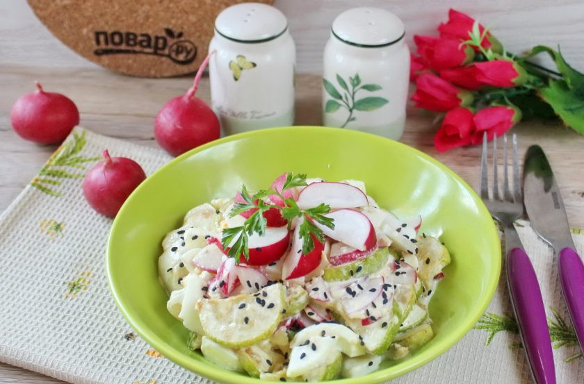 1. Этап. Салат из кабачков с редиской: Переложите на тарелку вкусный, нежный салат из кабачков с редиской. Посыпьте кунжутом и подавайте к столу.
