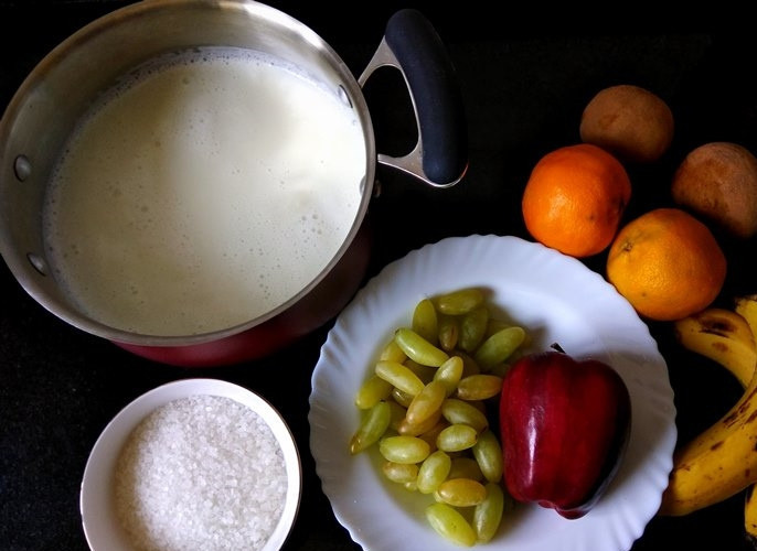 1. Этап. Десерт из фруктов и молока: 1. Подготовьте все ингредиенты, которые планируете использовать.