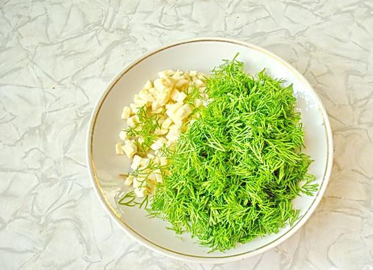 1. Этап. Тушеные индюшиные сердечки: 3. Промываем и мелко нарезаем укроп. Мелко измельчим чеснок, можно воспользоваться чеснокодавилкой.