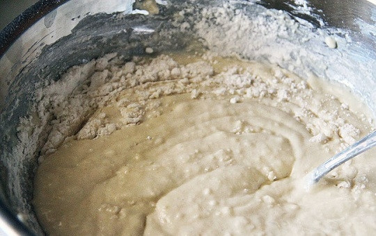 1. Этап. Воздушные кексы: 3. Соедините сухие и жидкие ингредиенты, начните их взбивать-перемешивать. Тесто должно получиться однородным и не слишком 