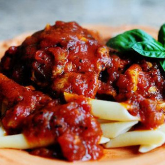 Паста Пенне с курицей и соусом Маринара