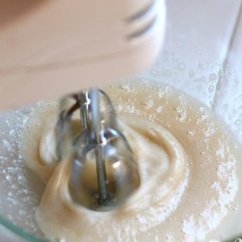 1. Этап. Бабушкин фруктовый пирог: Когда белки начнут пениться добавьте остальные ингредиенты и продолжайте взбивать.