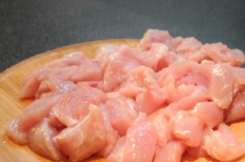 1. Этап. Карбонад из курицы (или индейки): 1. Для начала нарежьте мясо небольшими кубиками. Посолите его и хорошо перемешайте.