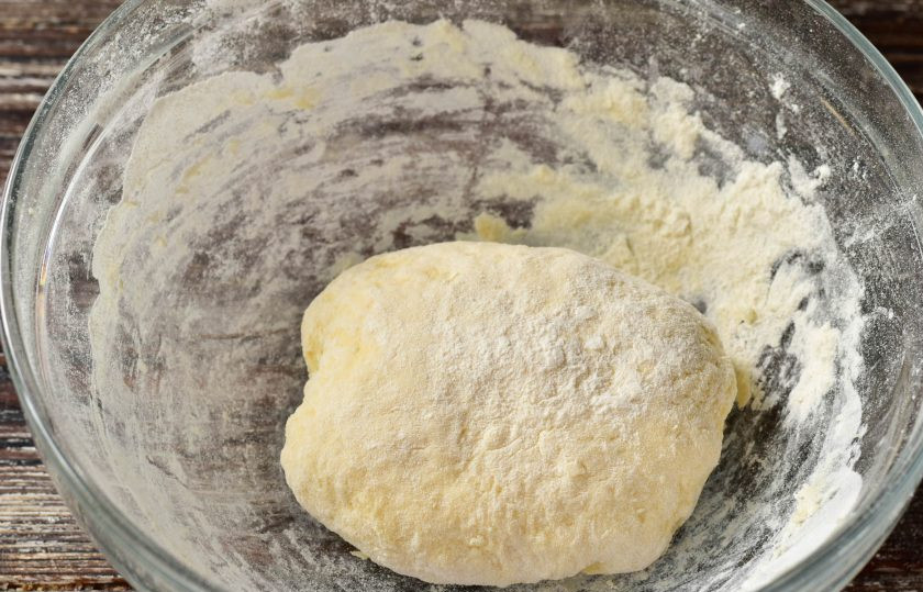 1. Этап. Пицца с креветками и рукколой: Замесите тесто и оставьте его на 10 минут.