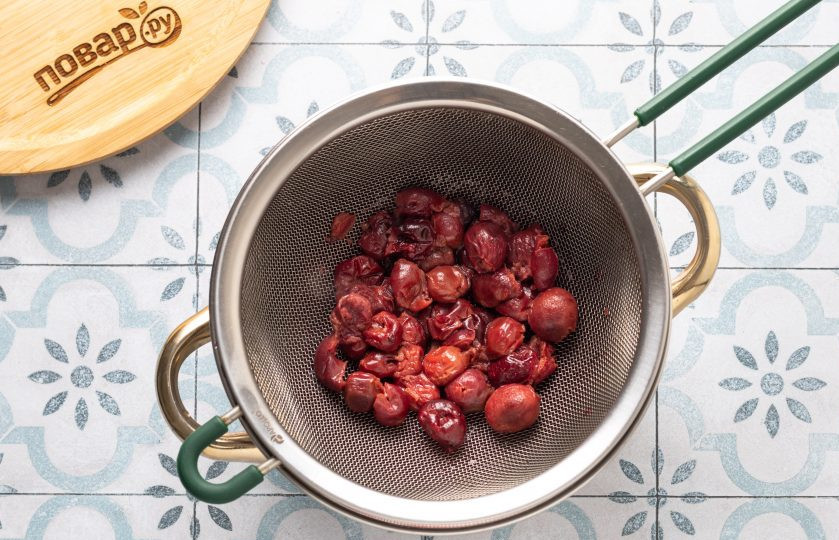 1. Этап. Кисель из замороженной вишни: Процедите жидкость от вишни и хорошо их отожмите.