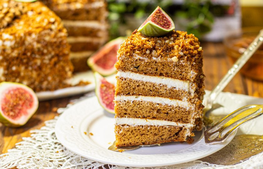 1. Этап. Медовик без сахара: Нарежьте на кусочки и подавайте к чашечке ароматного чая или кофе. Приятного аппетита!