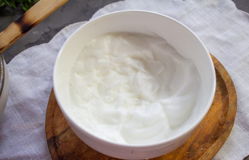 1. Этап. Суфле из яиц: Яичные белки взбейте до устойчивых пиков с щепоткой соли.