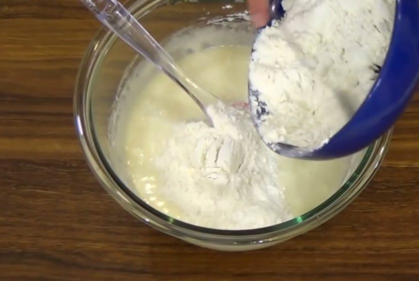 1. Этап. Яблочный пирог с сахарно-ореховой глазурью: 1. Яйца с сахаром взбейте с помощью миксера в пышную массу. Добавьте рафинированное растительное масло и еще раз взбейте. Просеянную муку смешайте с разрыхлителем и в три приема добавьте к яичной смеси.