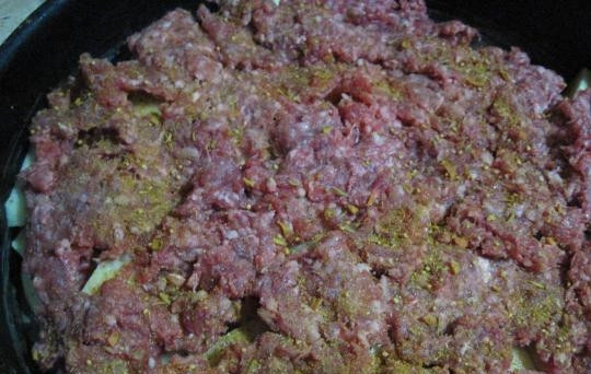 1. Этап. Мясо по-французски с фаршем: Сверху выложите слой фарша, посолите и добавьте любимые специи.
