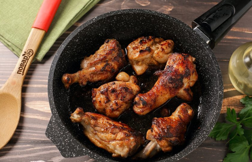 1. Этап. Курица, жареная в соевом соусе: Разогрейте сковороду с маслом, выложите курицу и обжарьте на сильном огне с двух сторон до румяной корочки. Затем накройте крышкой и на небольшом огне тушите ещё 20-30 минут (в зависимости от размеров курицы). Я дополнительно воду не добавляла, мясо тушилось в собственном соку, но если необходимо, можно влить немного кипятка.