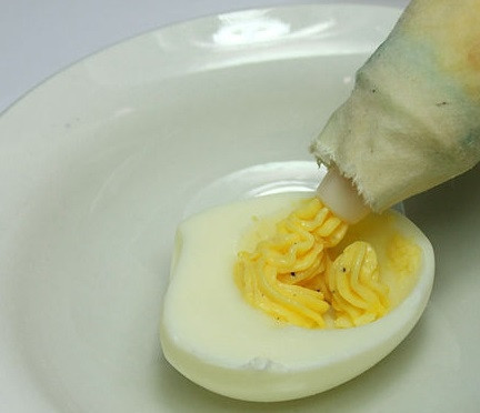 1. Этап. Яйца, фаршированные горчицей: 7. Полученую смесь выложите в пластиковый пакет с пропезанным уголком или в специальный кондитерский пакетик. Начинку добавьте в лунку белка.