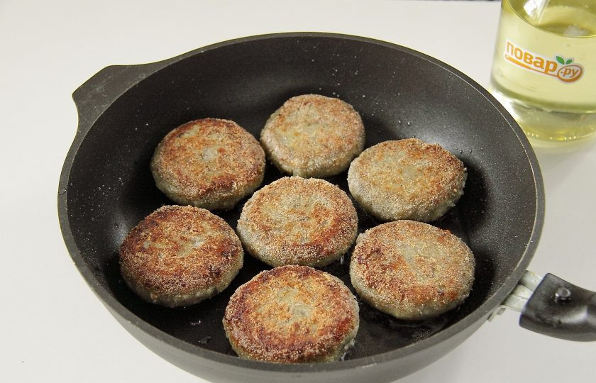 1. Этап. Котлеты из корюшки: Обжарьте их с двух сторон до появления хрустящей корочки.