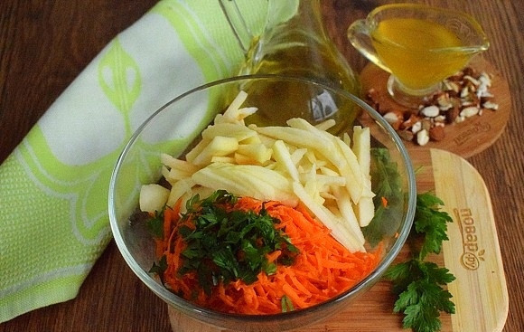 1. Этап. Салат из моркови и яблока: Морковь натрите на крупной терке, яблоко нарежьте соломкой. Полейте лимонным соком, медом и маслом.