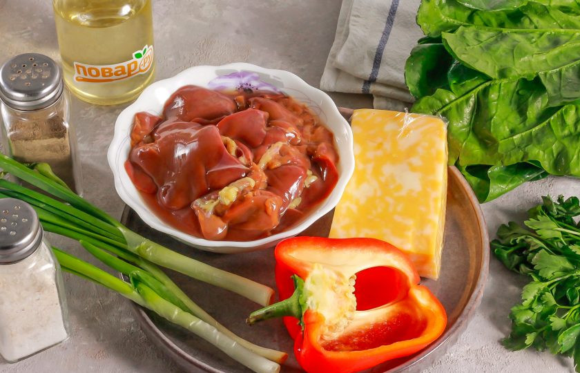 1. Этап. ПП салат с куриной печенью: Подготовьте указанные ингредиенты. Вместо шпината можно использовать листовой салат, но без его термической обработки.