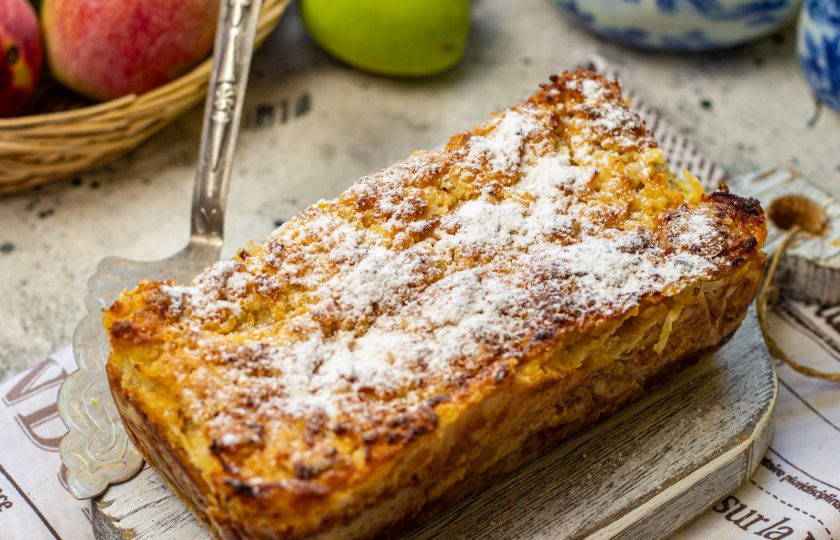 1. Этап. Насыпной яблочный пирог: Достаньте готовый пирог и полностью остудите его в форме.