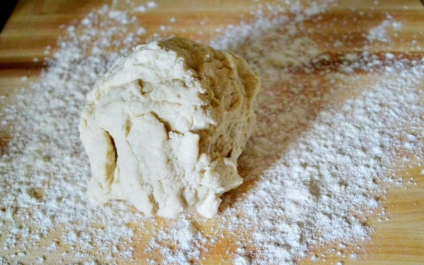 1. Этап. Тесто для пиццы быстро: Затем выложите тесто на стол, присыпьте мукой и выместите его хорошенько. Все готово, можете раскатывать и переносить в форму.