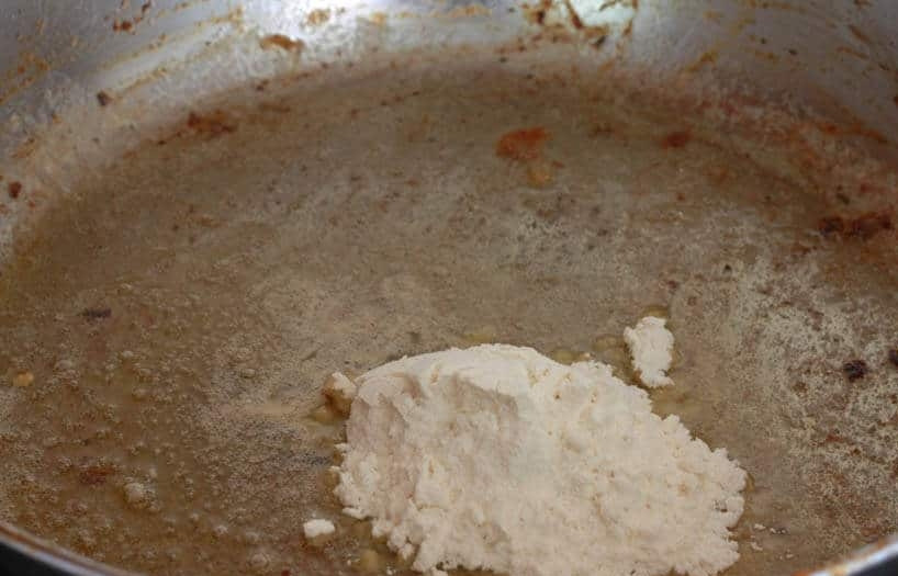 1. Этап. Вкусная говяжья подлива: 9. Растопите полностью масло и добавьте оставшуюся муку.