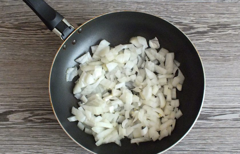 1. Этап. Энчиладос с курицей в лаваше: Разогрейте в сковороде 60 мл. растительного масла. Обжарьте до мягкости произвольно нарезанный лук.