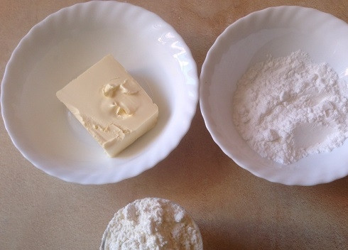 1. Этап. Легкий рецепт печенья: Вот из этих трех ингредиентов мы испечем вкусное печенье. Масло должно быть мягким, комнатной температуры.