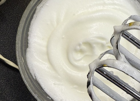 1. Этап. Творожное облачко: К белкам добавляем щепотку лимонной кислоты и взбиваем миксером до устойчивых пиков, примерно 2-3 минуты.