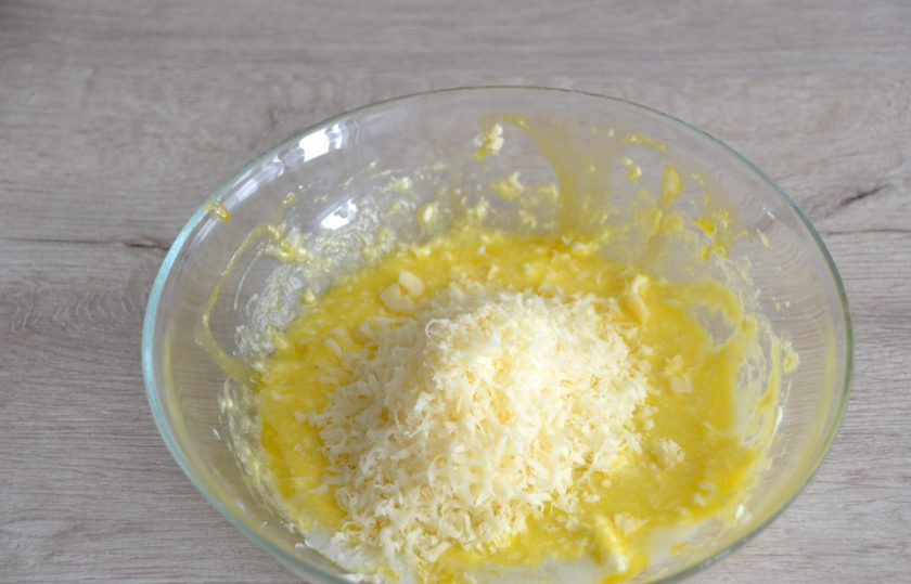 1. Этап. Бездрожжевой кето-хлеб: Добавьте к желткам сыр, натертый на мелкой терке.