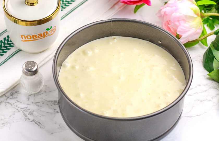 1. Этап. Лимонный бисквит: Смажьте форму растительным маслом: и дно, и бортики. Выложите бисквитное тесто и разровняйте сверху.