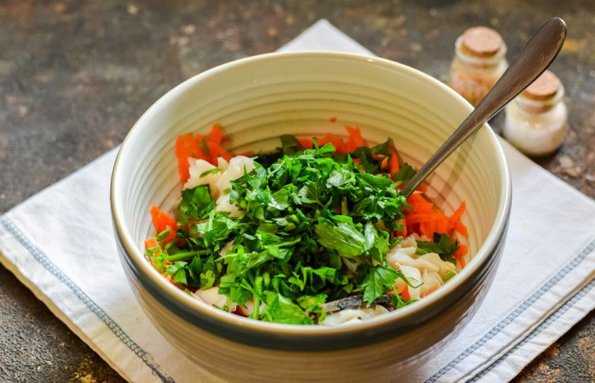 1. Этап. Салат из рыбы с морковью: Петрушку сполосните и просушите, после нарежьте петрушку мелко и добавьте в салат.